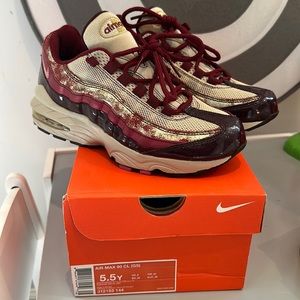 Nike Air Max 90 GS Size 5.5 = Women’s SZ 7.5 . Brand new with box.